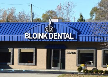 Bloink Dental clinic with a blue roof and clear signage.